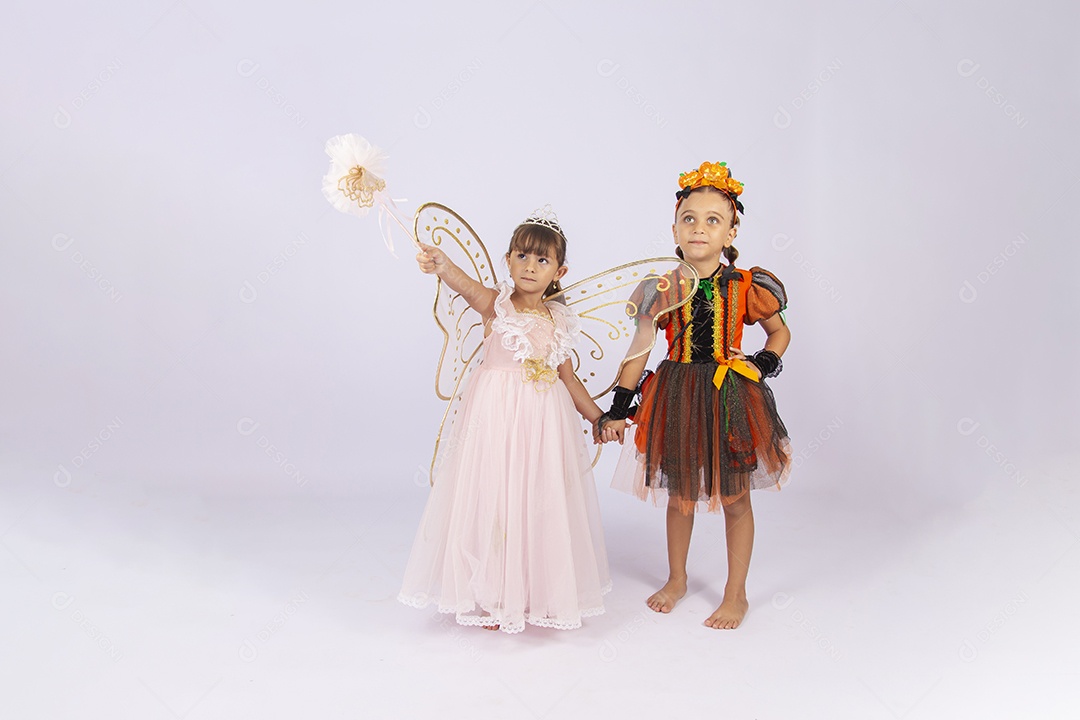 Crianças fantasiadas sobre um fundo isolado branco.