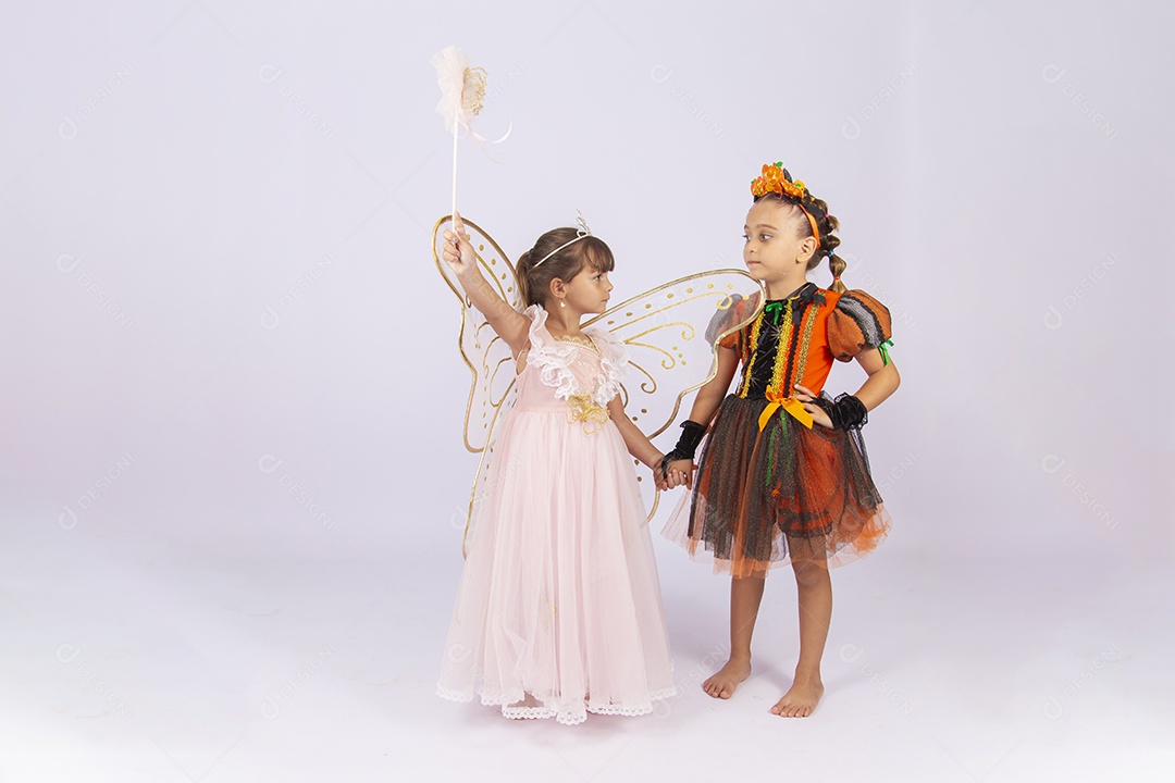 Crianças fantasiadas sobre um fundo isolado branco.