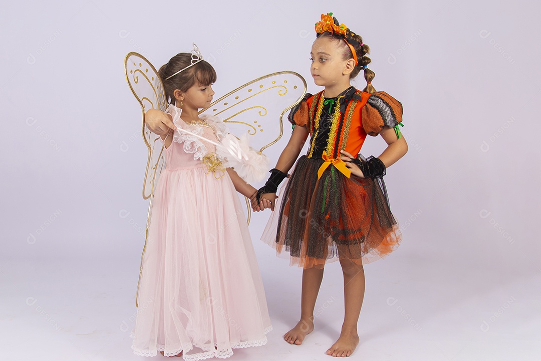 Crianças fantasiadas sobre um fundo isolado branco.