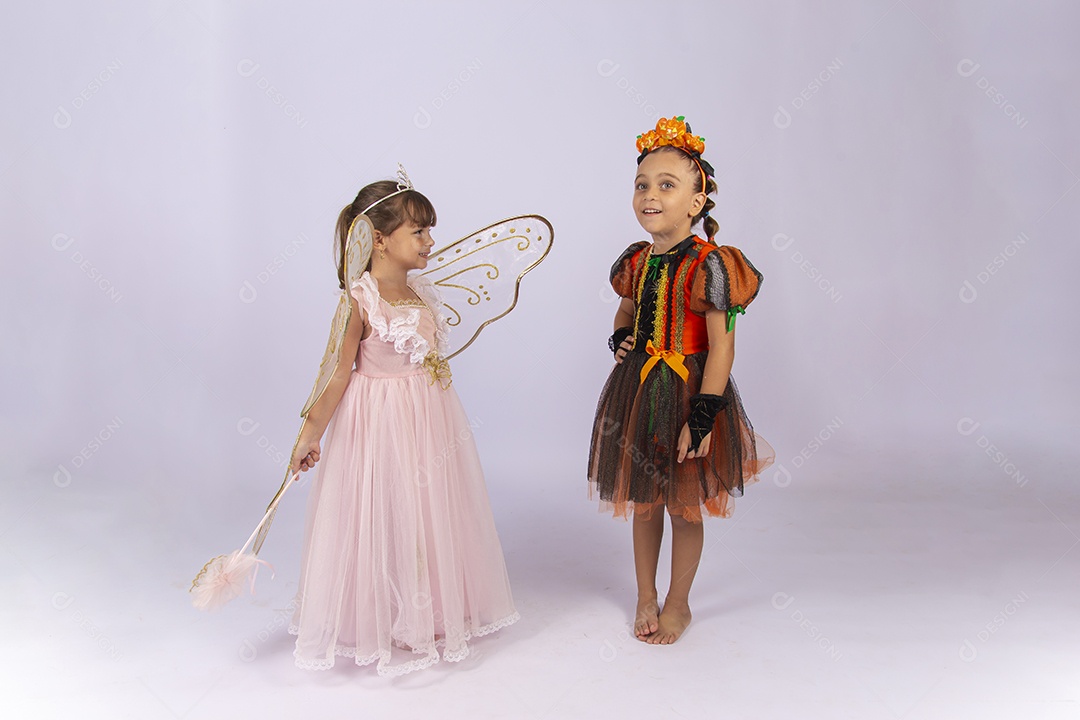 Crianças fantasiadas sobre um fundo isolado branco.