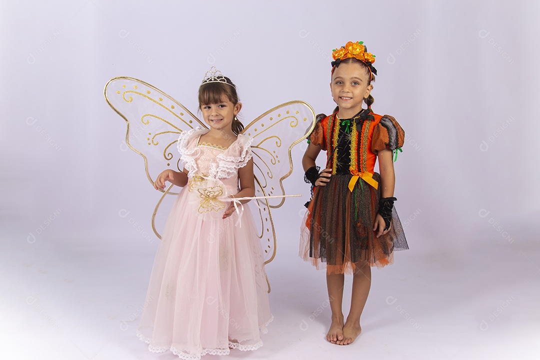 Crianças fantasiadas sobre um fundo isolado branco.