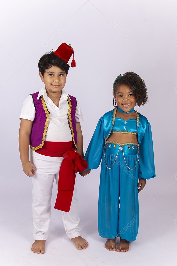 Crianças fantasiadas sobre um fundo isolado branco.
