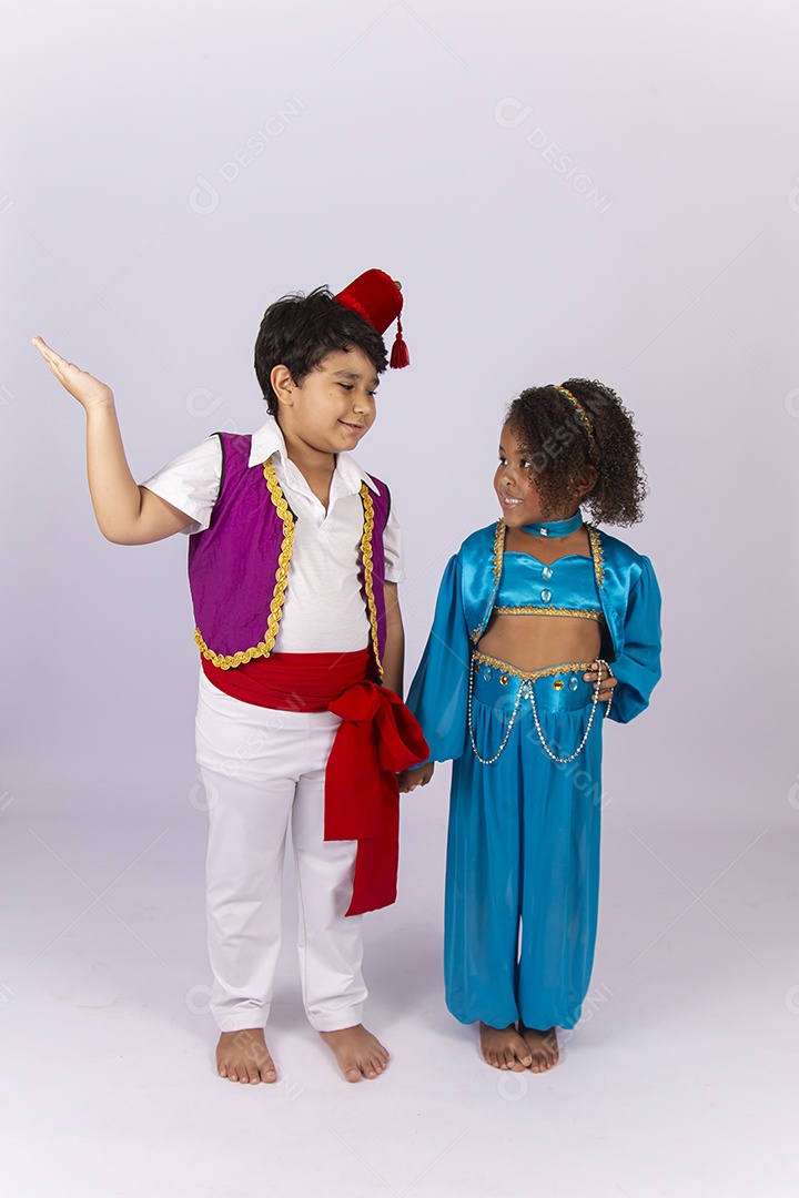 Crianças fantasiadas sobre um fundo isolado branco.
