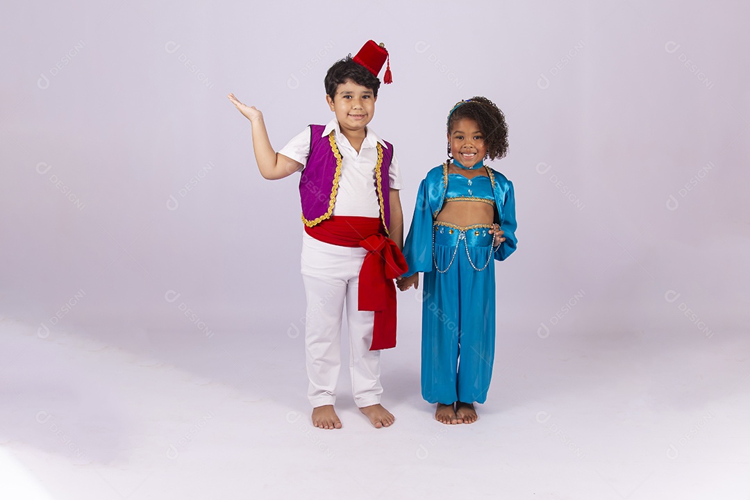 Crianças alegres fantasiadas sobre um fundo isolado branco.