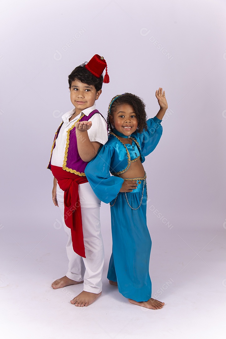 Crianças fantasiadas sobre um fundo isolado branco.