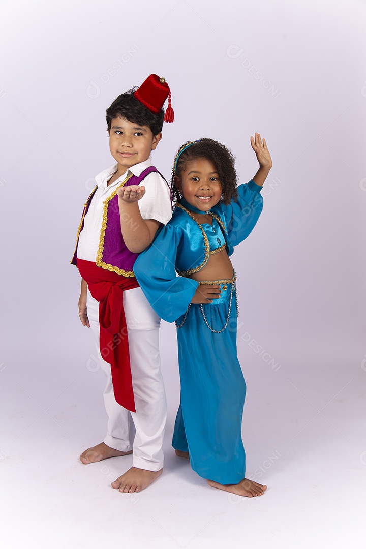 Um menino e uma menina  fantasiados sobre um fundo isolado branco.