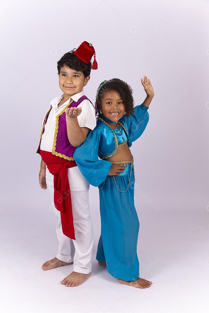 Um menino e uma menina  fantasiados sobre um fundo isolado branco.