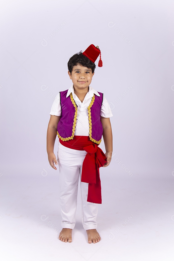 Garotinho fantasiado sobre um fundo isolado branco.