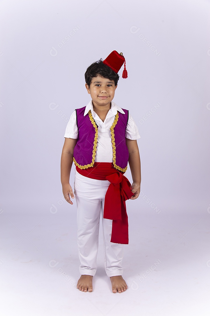 Garotinho fantasiado sobre um fundo isolado branco.