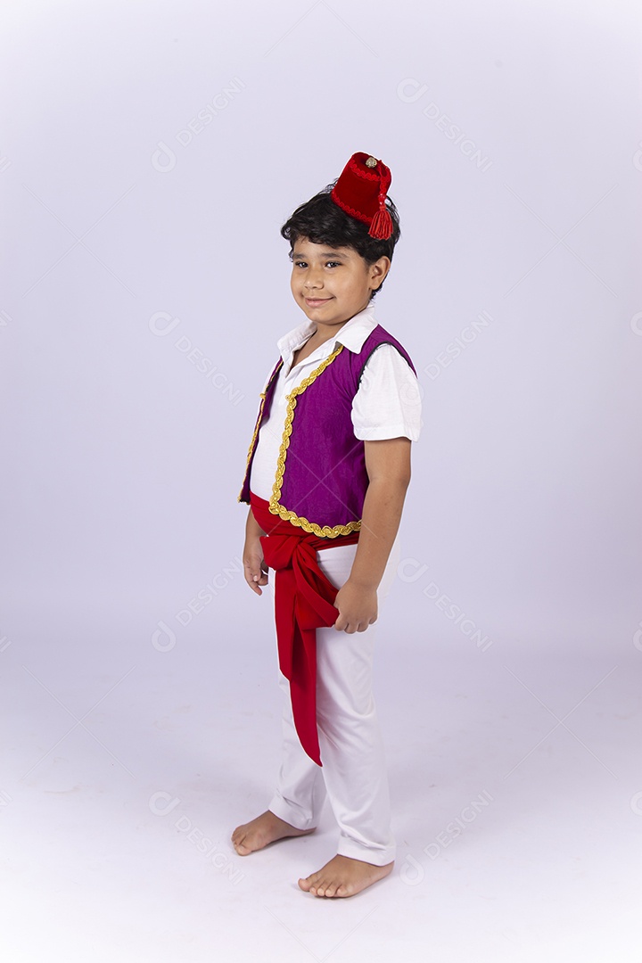 Garotinho fantasiado sobre um fundo isolado branco.