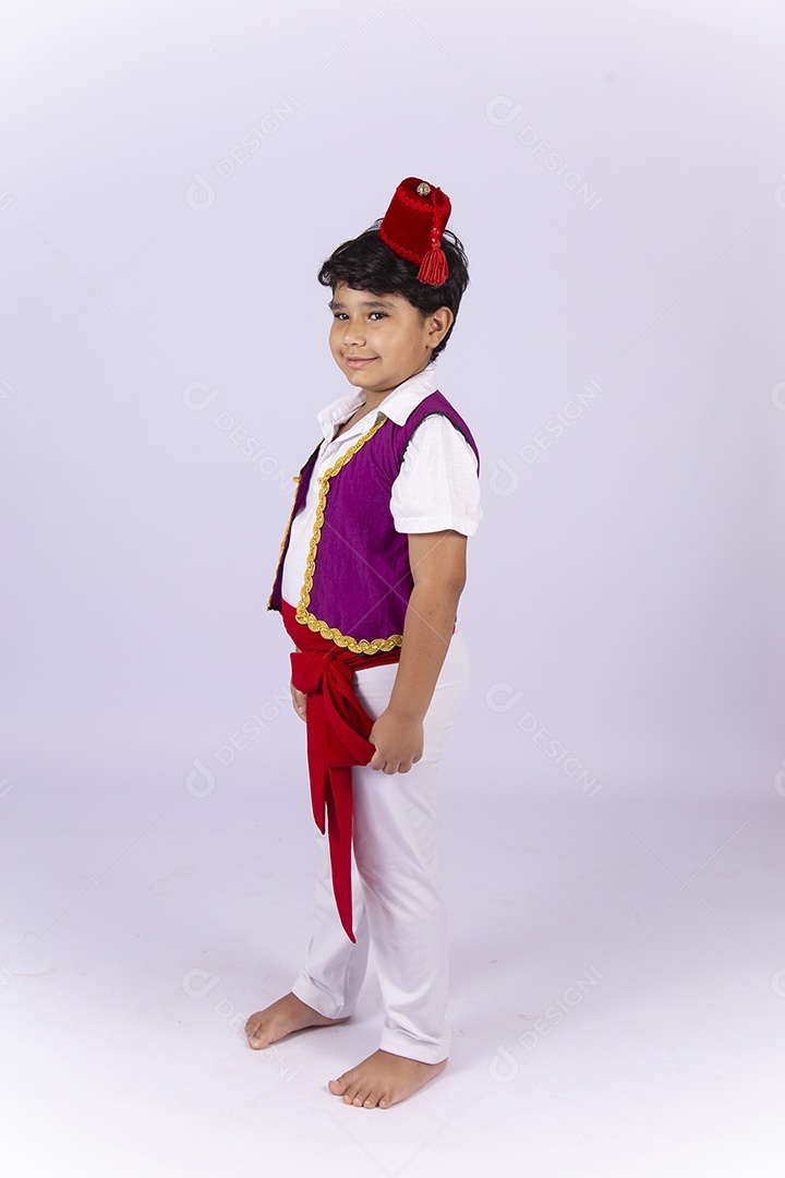 Garotinho fantasiado sobre um fundo isolado branco.