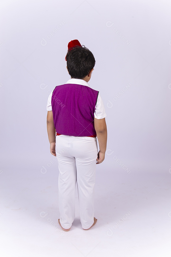 Garotinho de costas fantasiado sobre um fundo isolado branco.