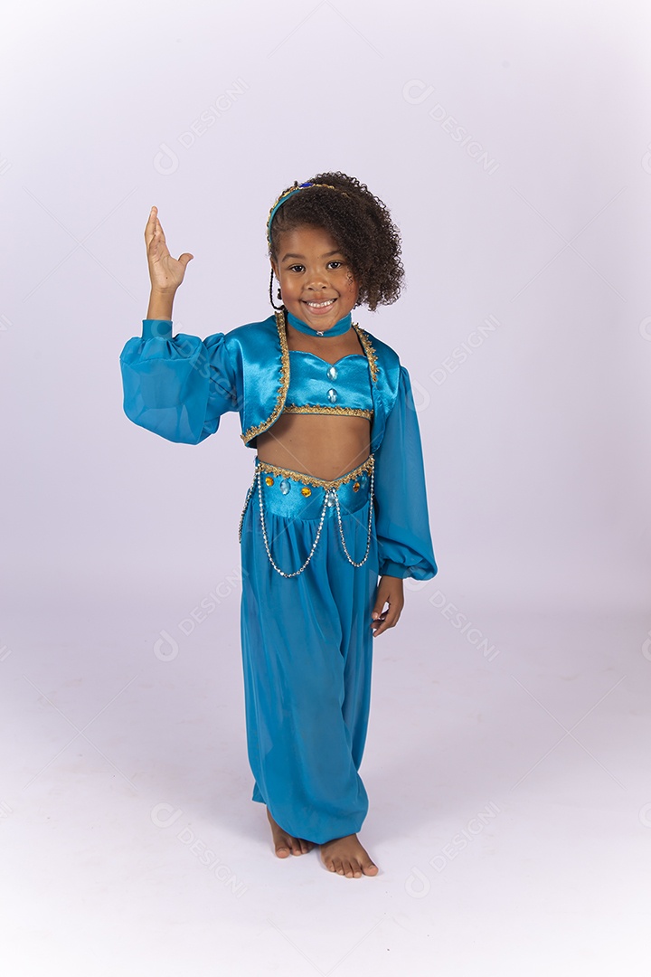 Linda menina de cabelo cacheado fantasiada com roupa azul.