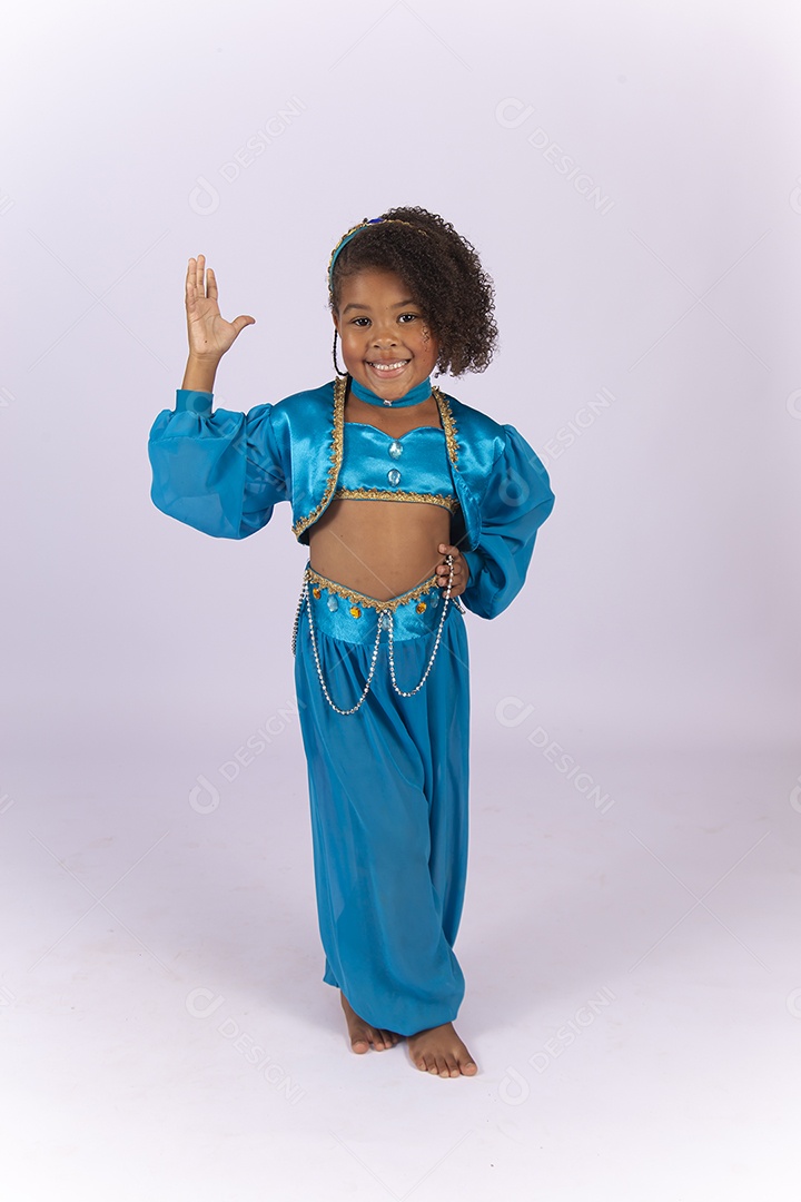 Linda menina de cabelo cacheado fantasiada com roupa azul.