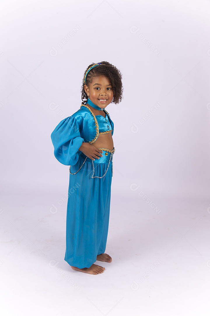 Linda menina de cabelo cacheado fantasiada com roupa azul.