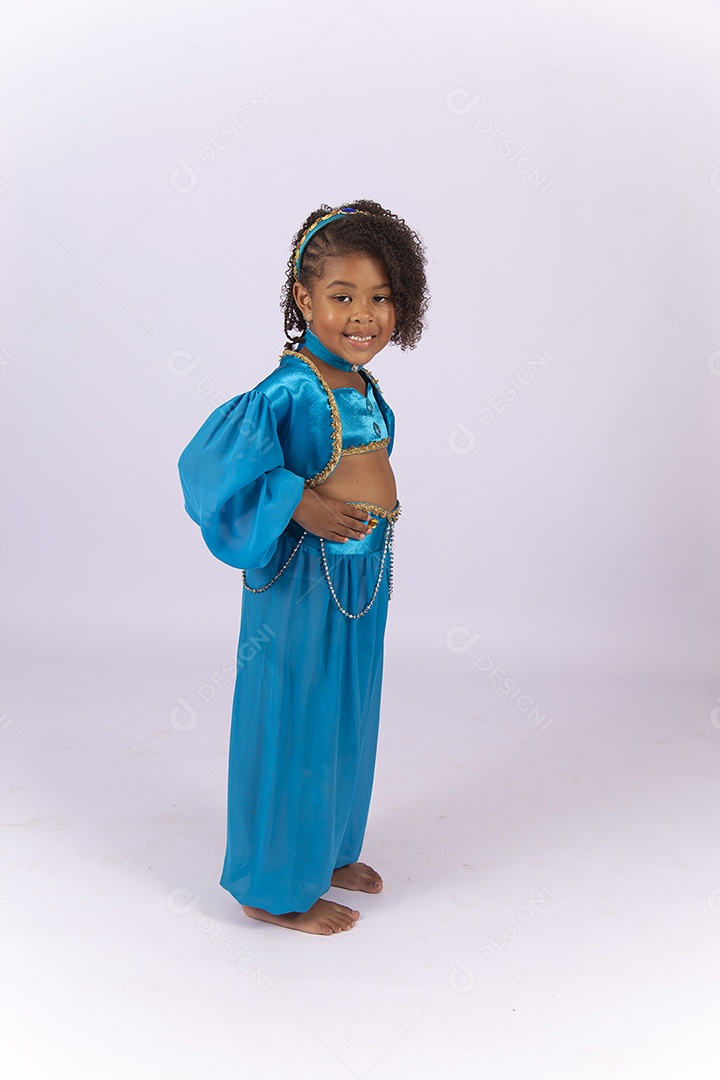 Linda menina de cabelo cacheado fantasiada com roupa azul.