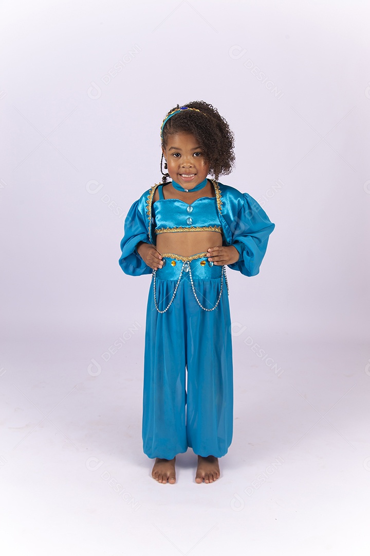 Linda menina de cabelo cacheado fantasiada com roupa azul.