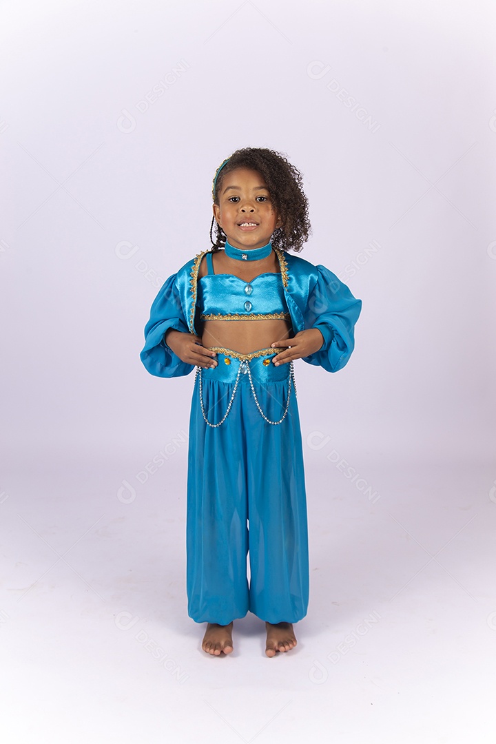 Linda menina de cabelo cacheado fantasiada sobre um fundo isolado branco.