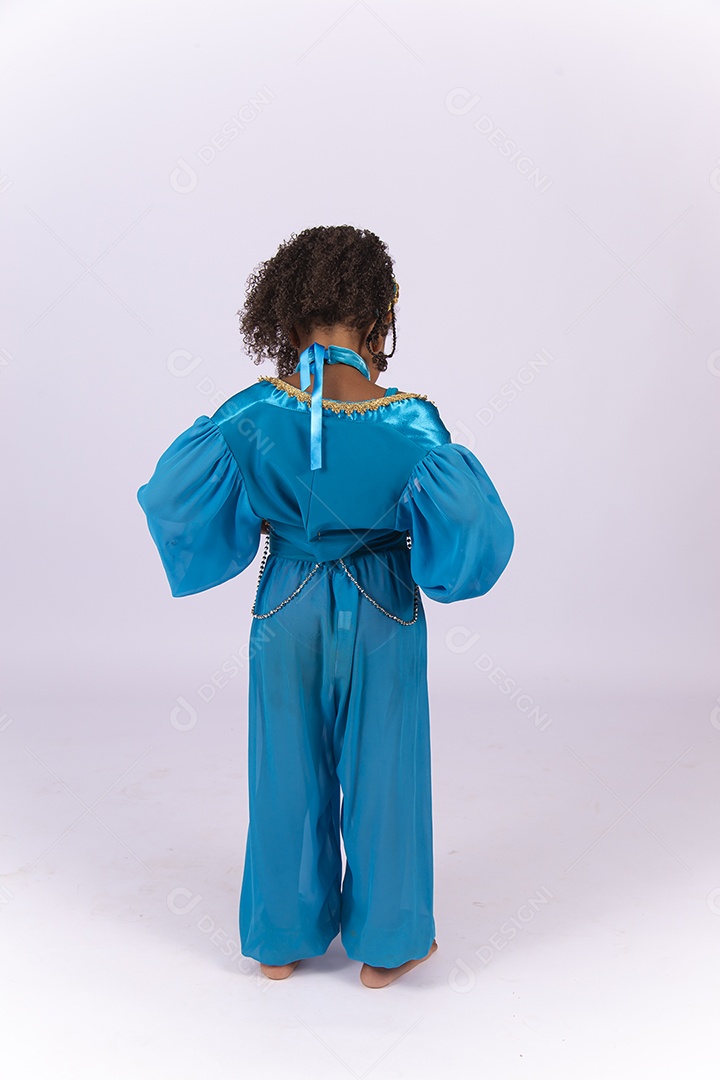 Linda menina de cabelo cacheado fantasiada sobre um fundo isolado branco.