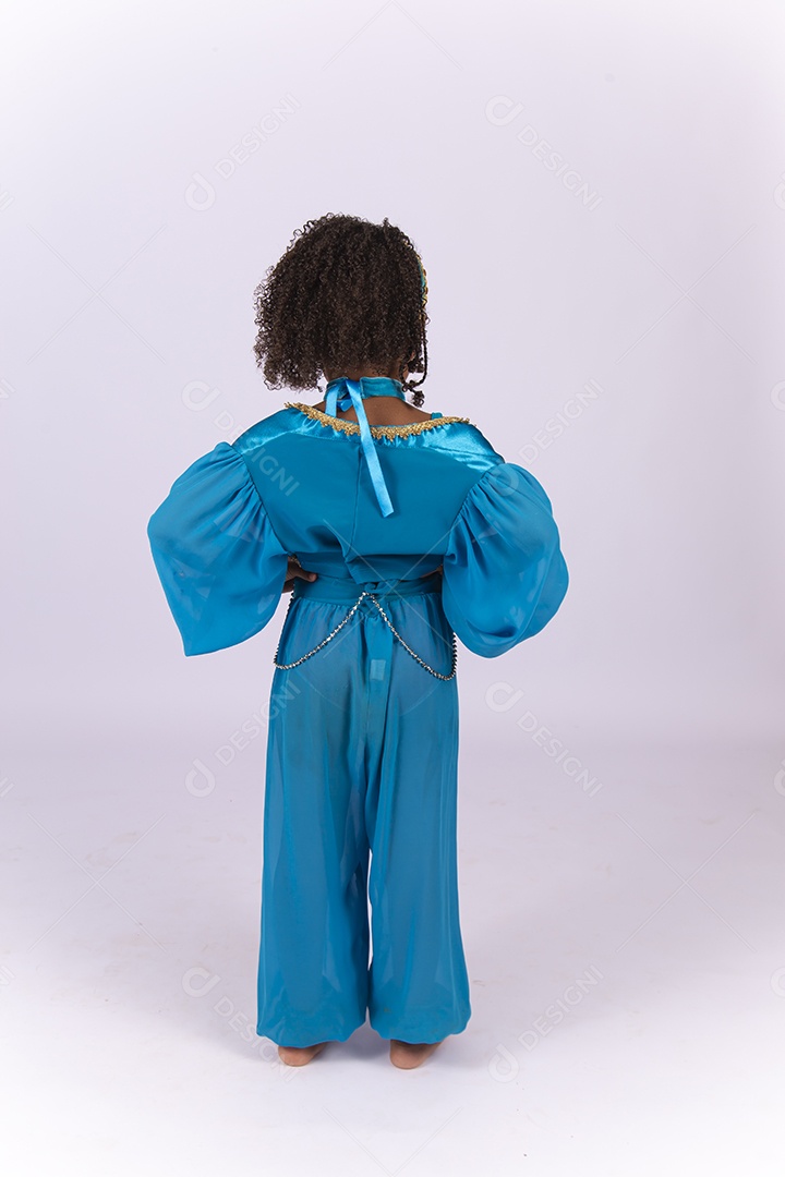 Menina de costas fantasiada sobre um fundo isolado branco.