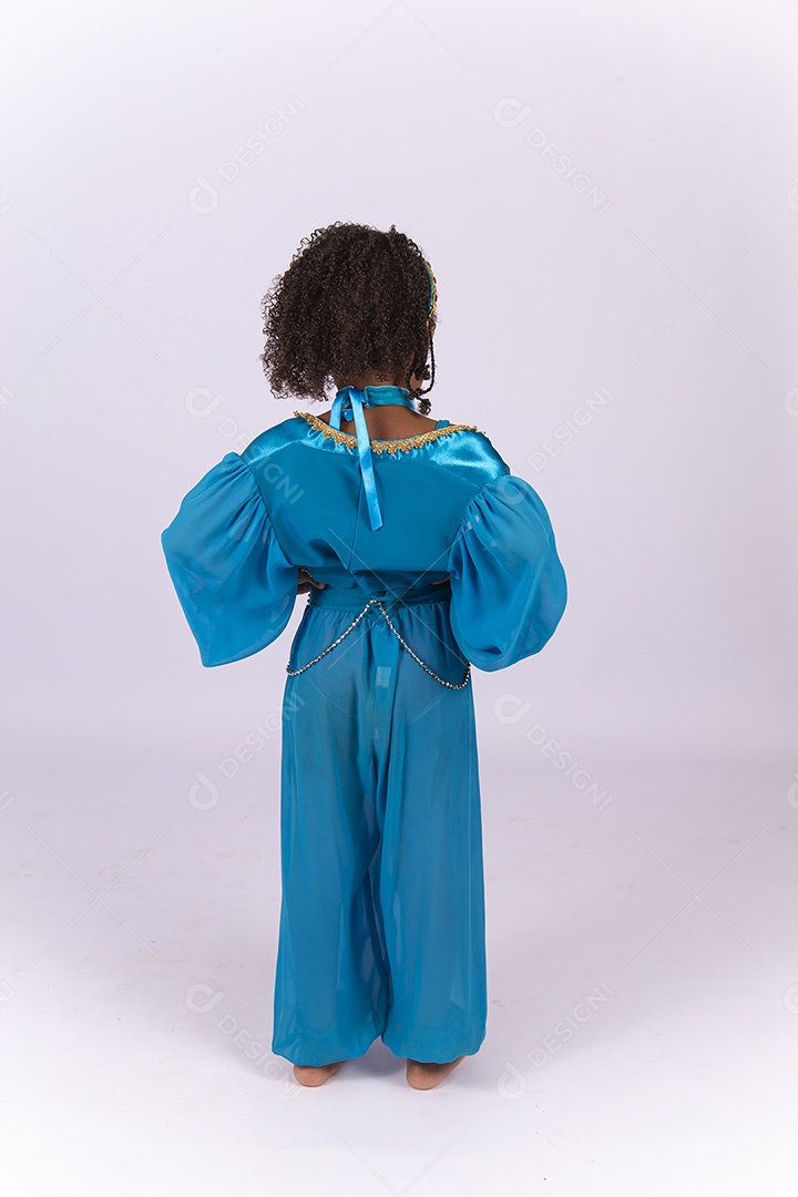 Menina de costas fantasiada sobre um fundo isolado branco.