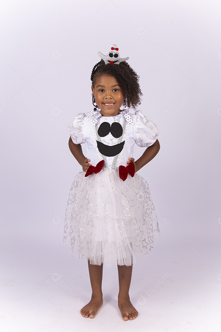 Linda menina com fantasia sobre fundo isolado branco.