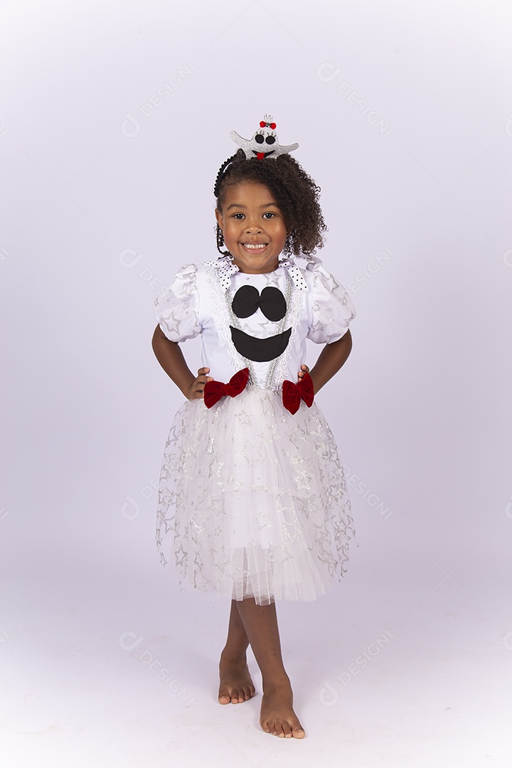 Linda menina de cabelo cacheado fantasiada sobre um fundo isolado branco.