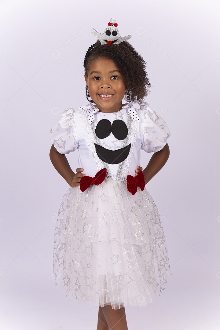 Linda menina de cabelo cacheado fantasiada sobre um fundo isolado branco.