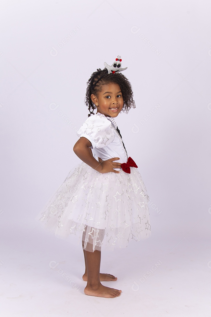 Linda menina de cabelo cacheado fantasiada sobre um fundo isolado branco.