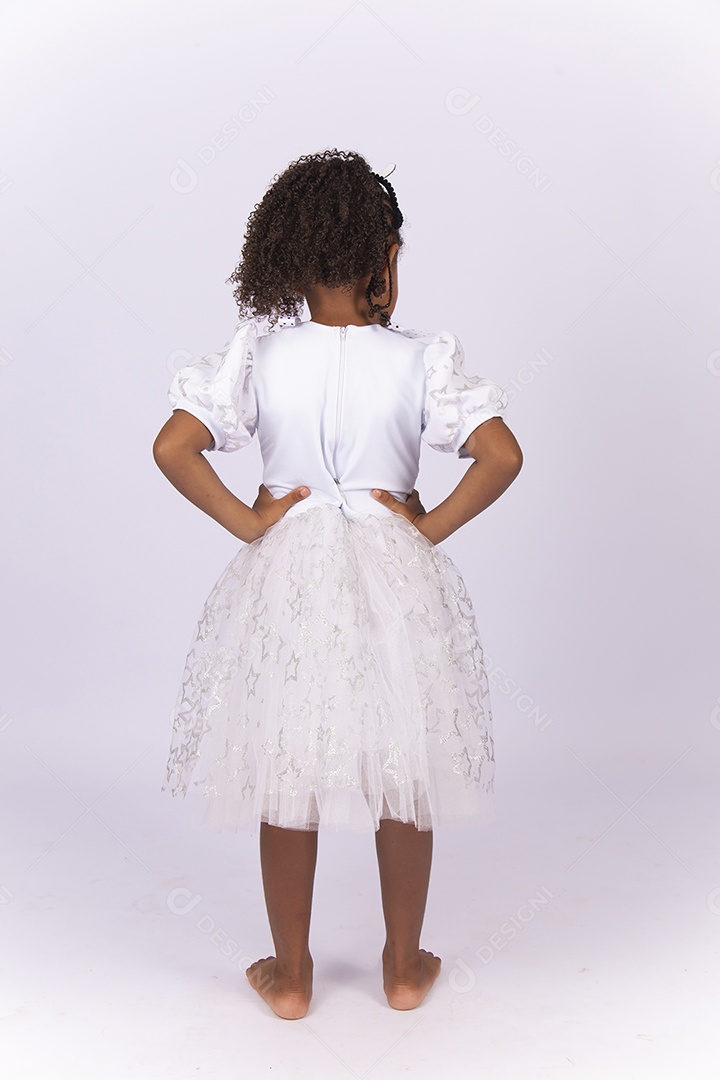 Menina de cabelo cacheado de vestido branco.