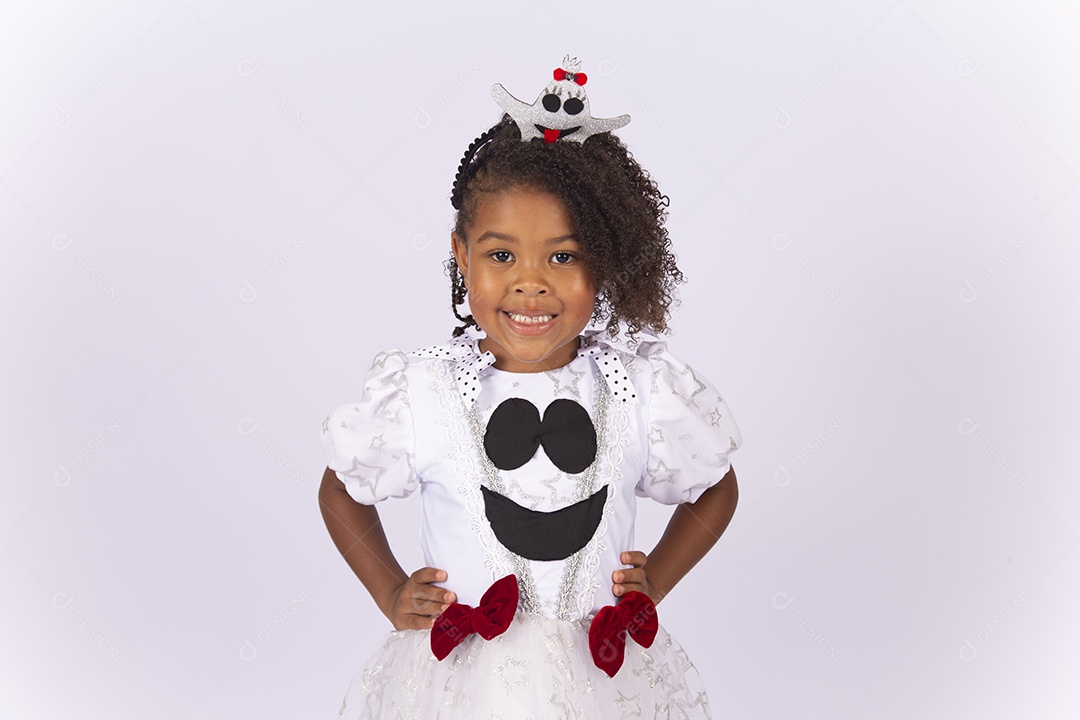 Linda menina de cabelo cacheado fantasiada com vestido fantasma.