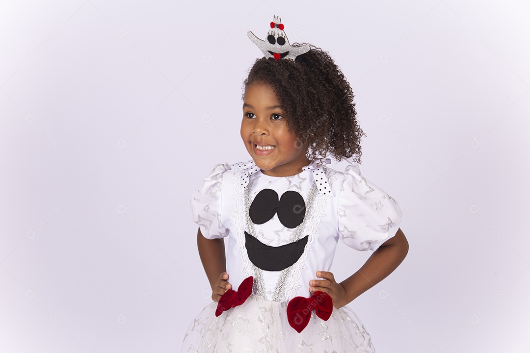 Linda menina de cabelo cacheado fantasiada sobre um fundo isolado branco.