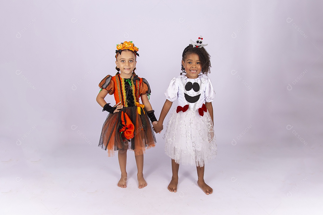 Crianças fantasiadas sobre um fundo isolado branco.