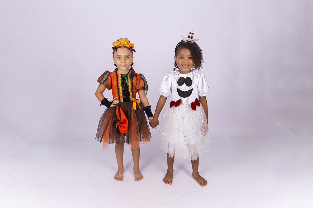 Crianças fantasiadas para o Halloween sobre um fundo isolado branco.