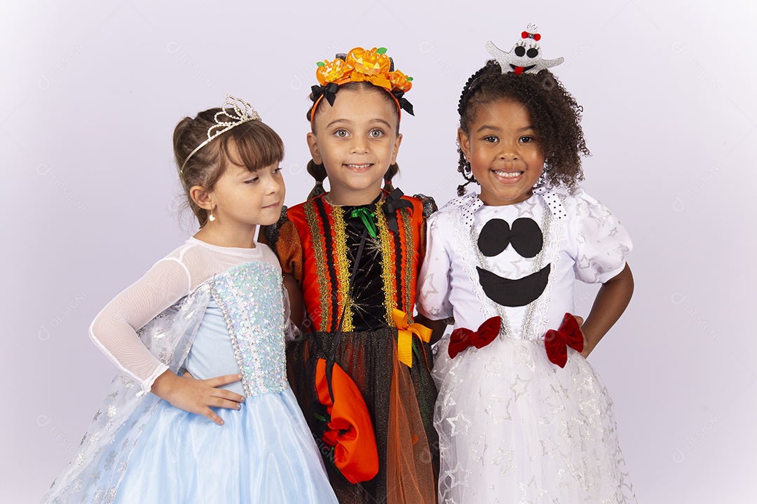Crianças fantasiadas para o Halloween sobre um fundo isolado branco.