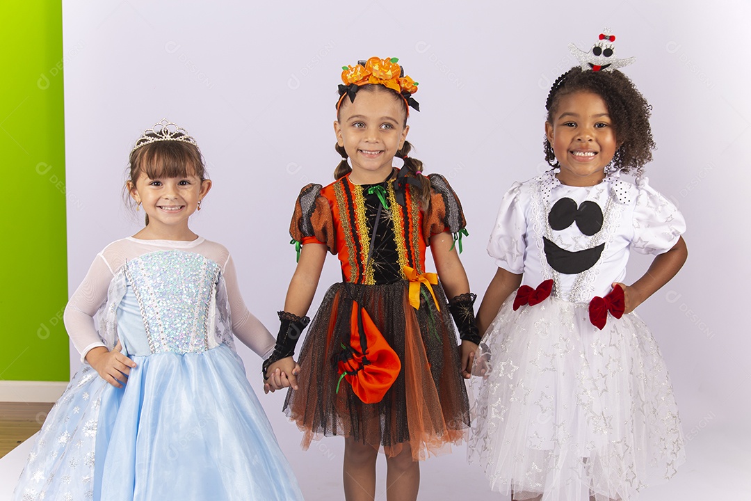 Crianças alegres fantasiadas sobre um fundo isolado branco.