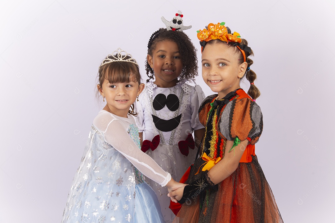 Crianças alegres fantasiadas sobre um fundo isolado branco.