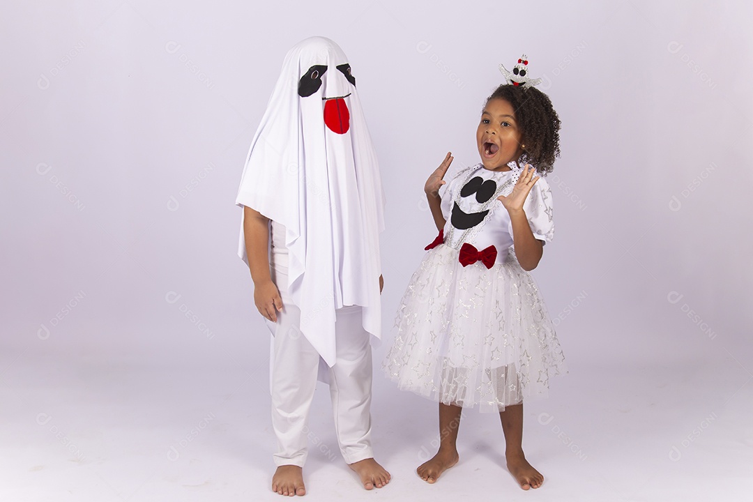 Crianças fantasiadas de fantasma sobre um fundo isolado branco.