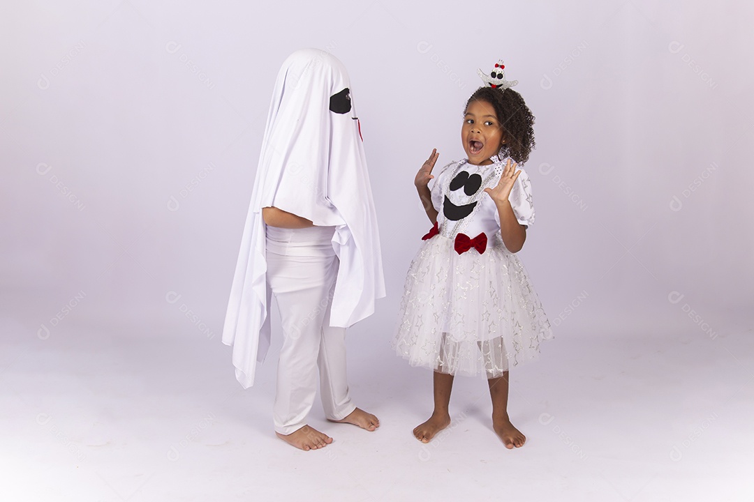 Crianças fantasiadas de fantasma sobre um fundo isolado branco.