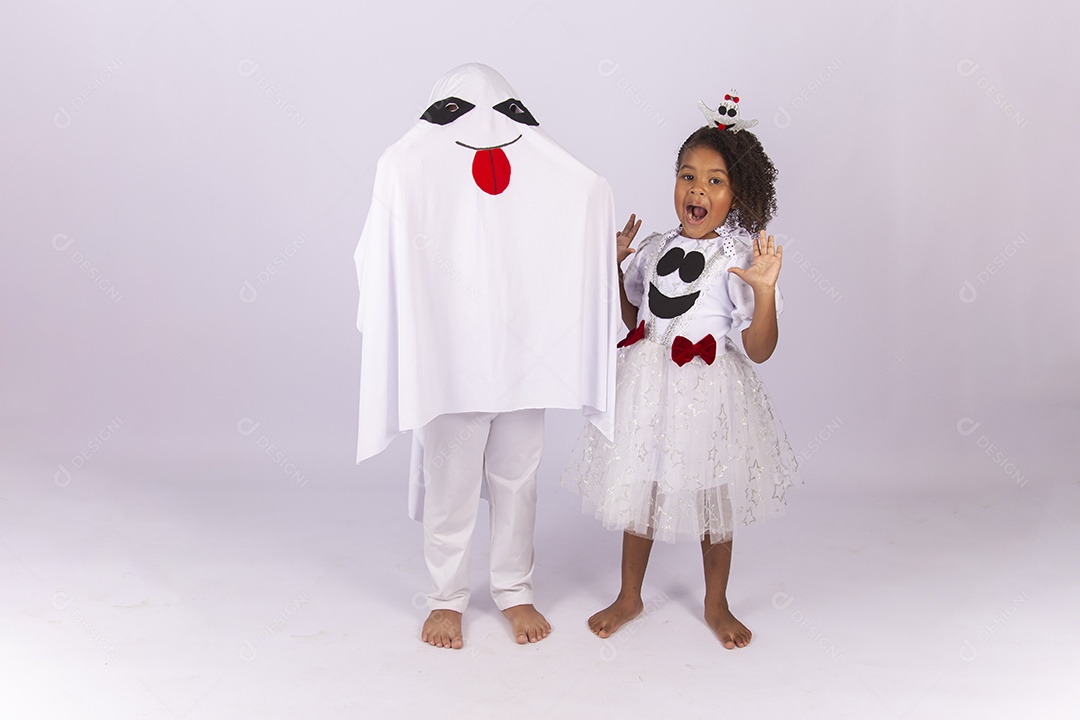 Crianças fantasiadas de fantasma sobre um fundo isolado branco.