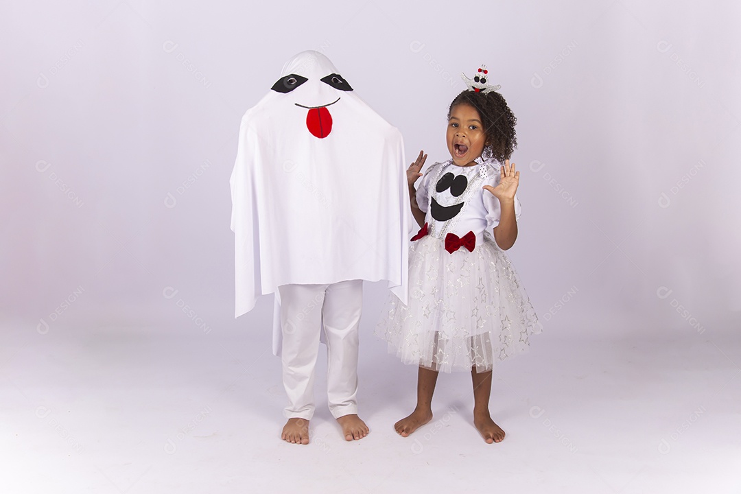 Crianças fantasiadas de fantasma sobre um fundo isolado branco.