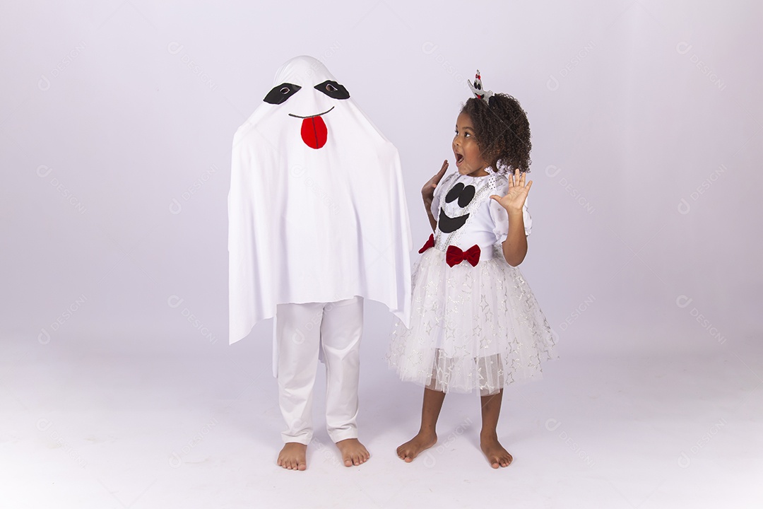 Crianças fantasiadas de fantasma sobre um fundo isolado branco.
