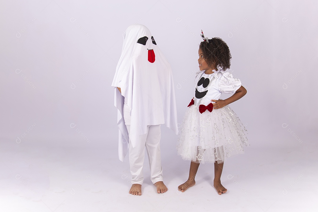 Crianças fantasiadas de fantasma sobre um fundo isolado branco.