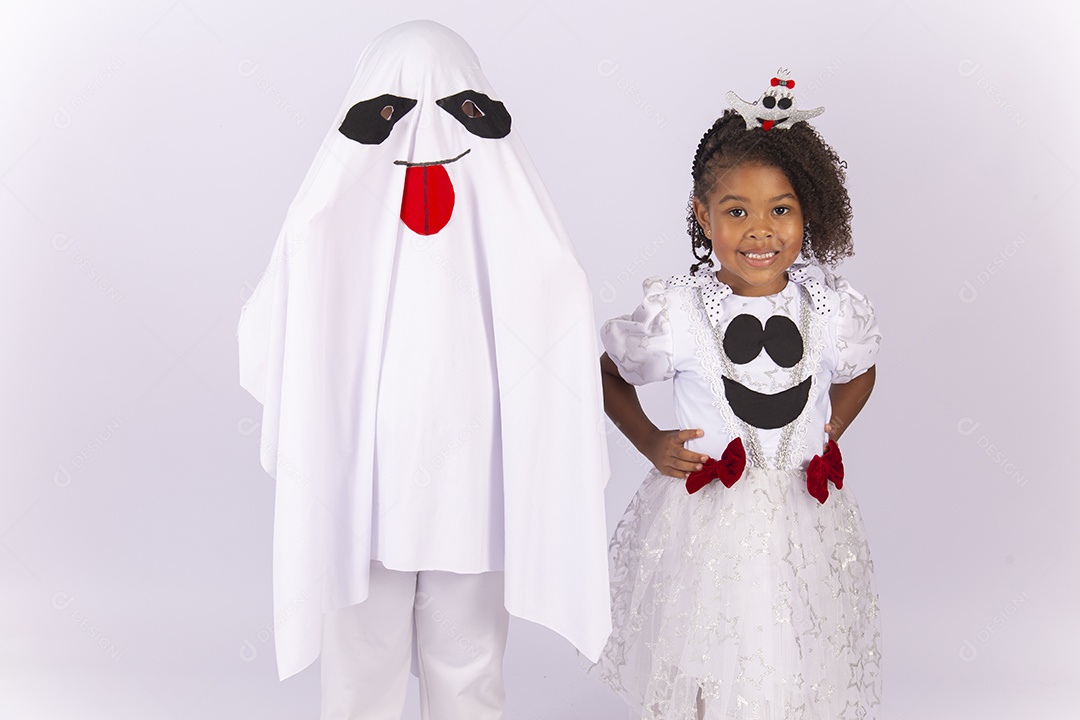 Crianças fantasiadas de fantasma sobre um fundo isolado branco.