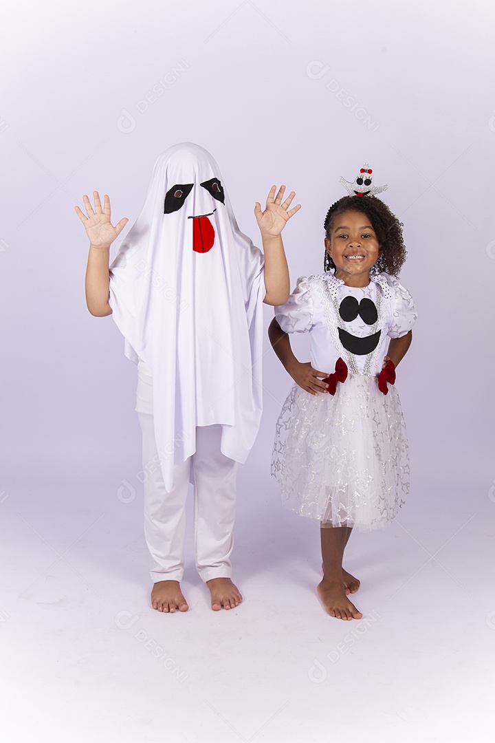 Crianças fantasiadas de fantasma sobre um fundo isolado branco.