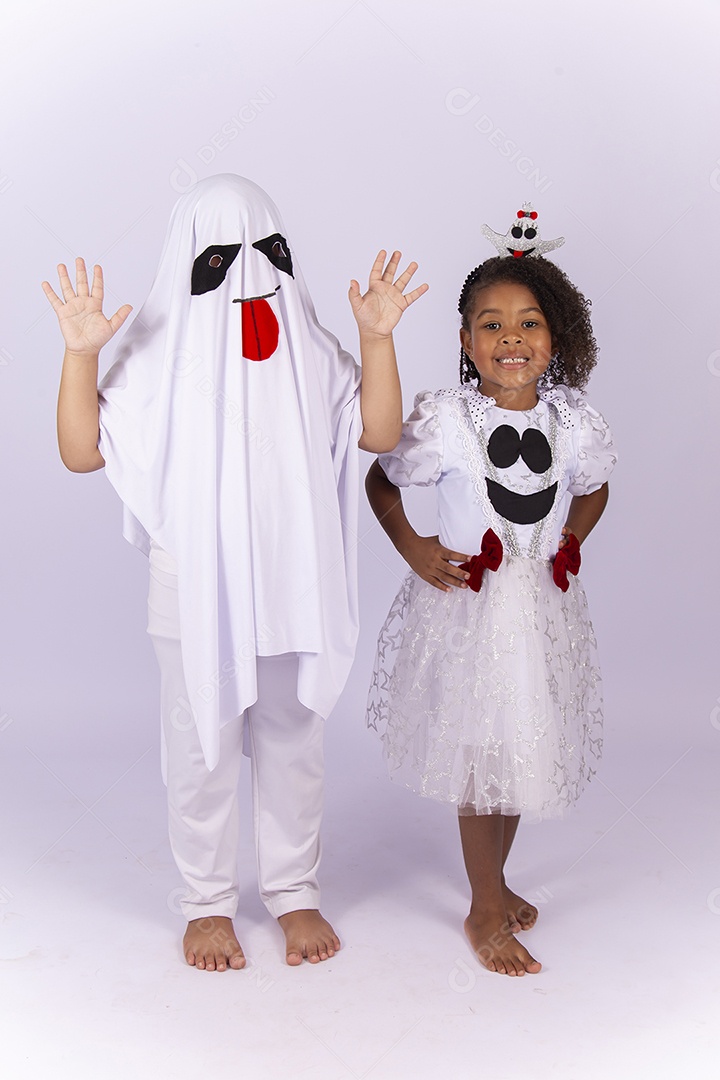 Crianças fantasiadas de fantasma sobre um fundo isolado branco.