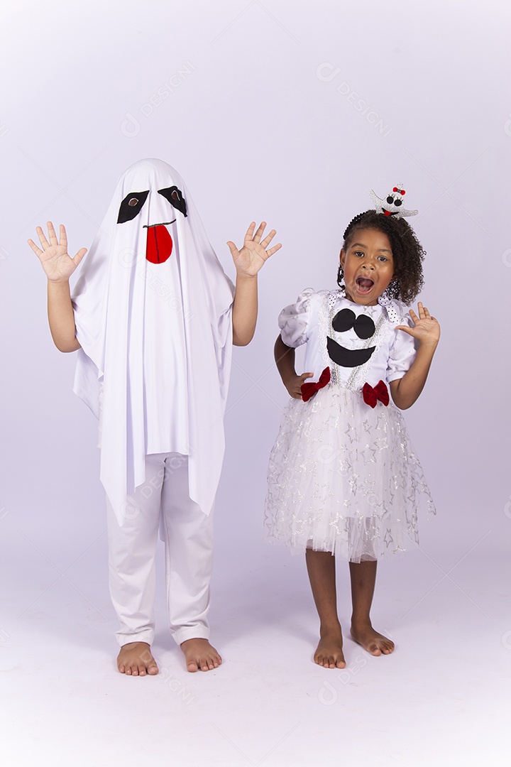 Crianças fantasiadas de fantasma sobre um fundo isolado branco.