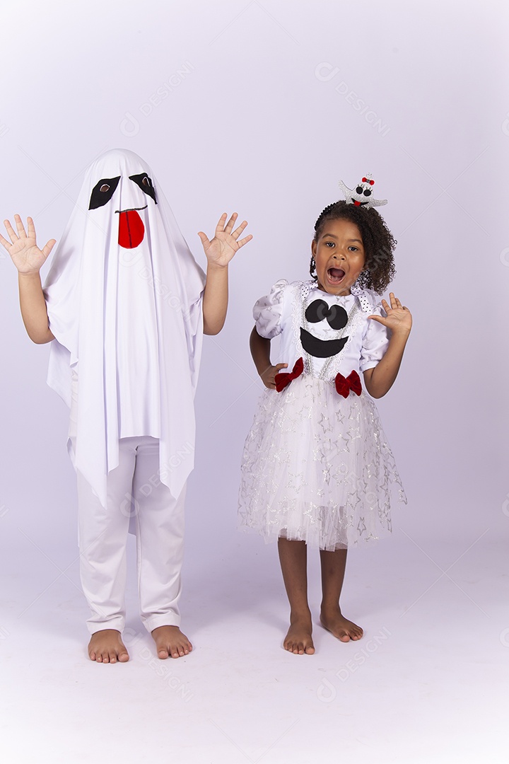 Crianças fantasiadas de fantasma sobre um fundo isolado branco.