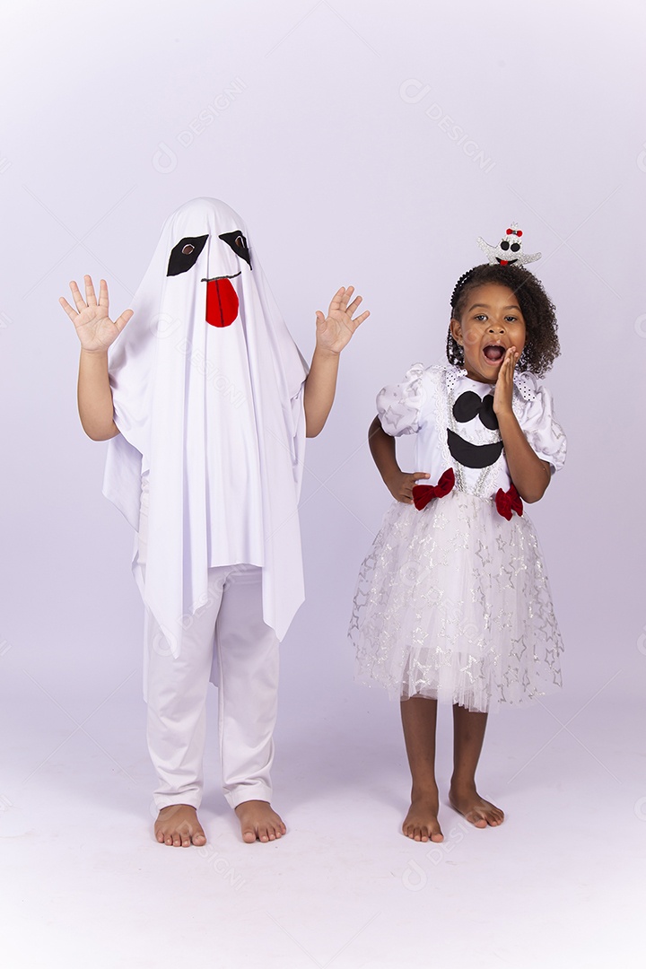 Crianças fantasiadas de fantasma sobre um fundo isolado branco.