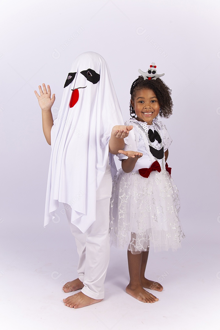 Crianças fantasiadas de fantasma sobre um fundo isolado branco.